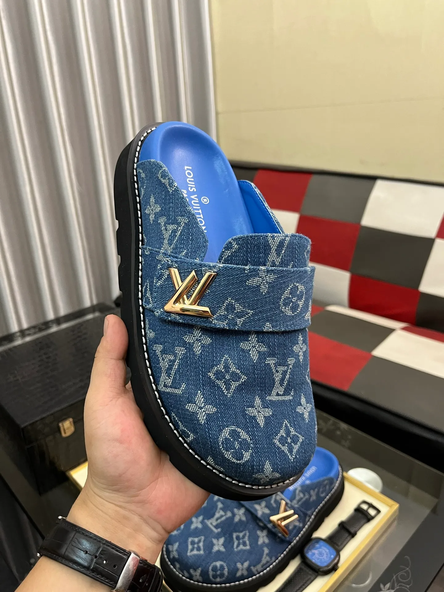 Men's men's shoes 💰420⌚️⌚️lv new Baotou half-slippers winterbreak comfert flat slippers lv letter and monogram floral embellished leather pattern, with sheepskin lining, suitable for indoor and outdoor wear. The water table is made of high-density foam material, which is light and comfortable. The sole has a certain thickness and the anti-aging effect is also good! Premium size: 38-444️⃣Colors available